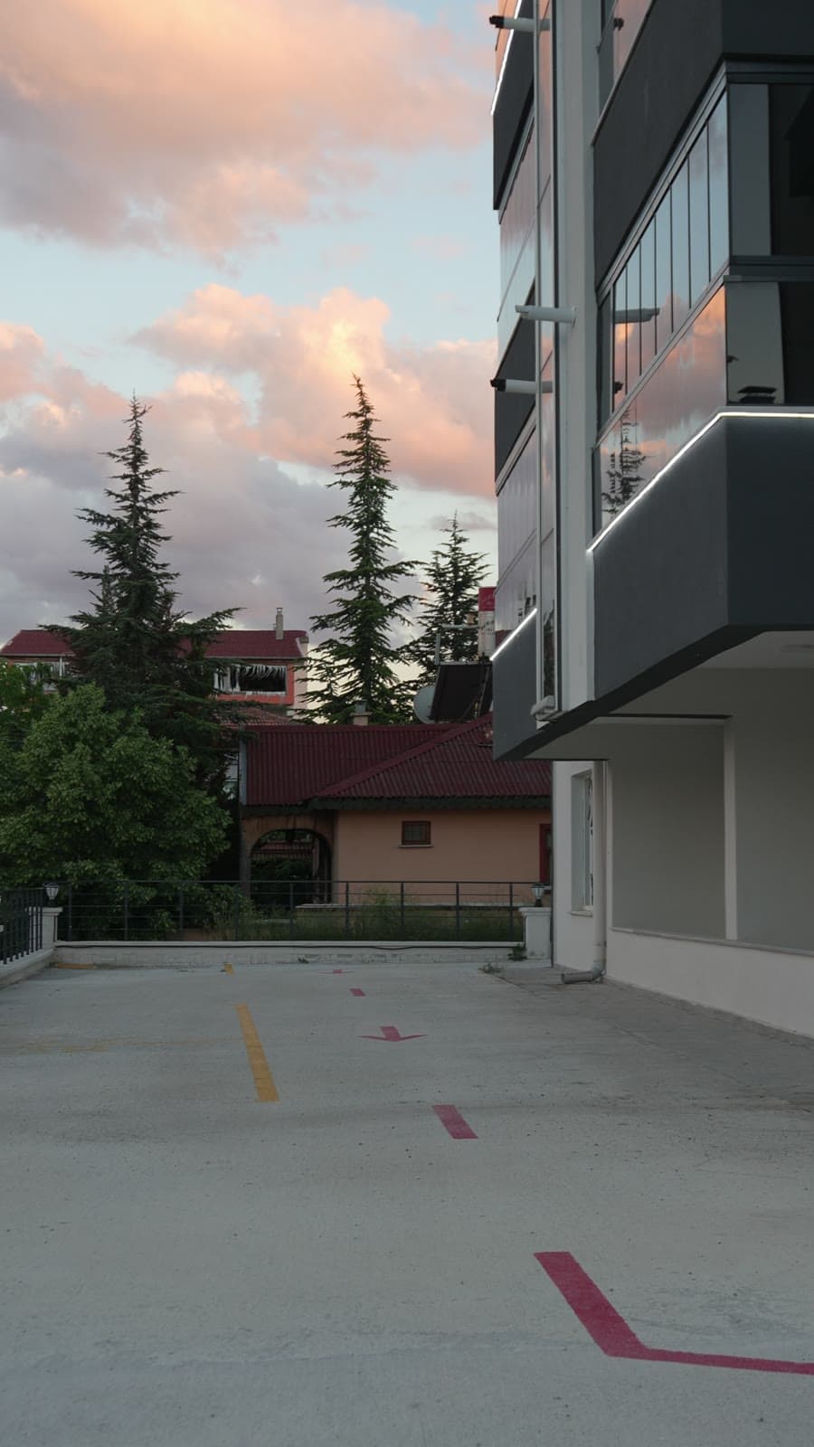 Solo dış cephe ve açık otopark
